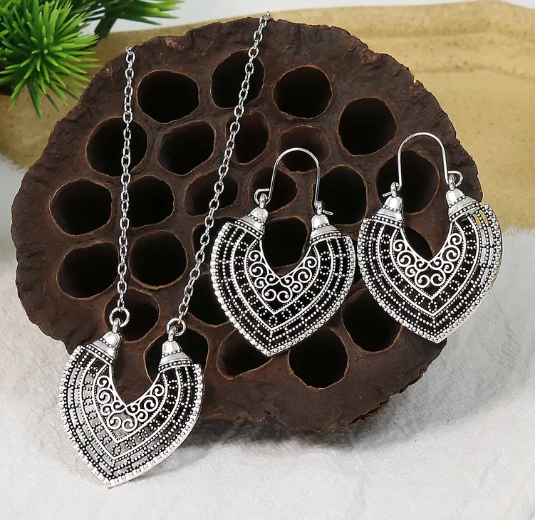 Earrings Plus Necklace Traditional Jewelry Set Delicate Caring On The Pendant