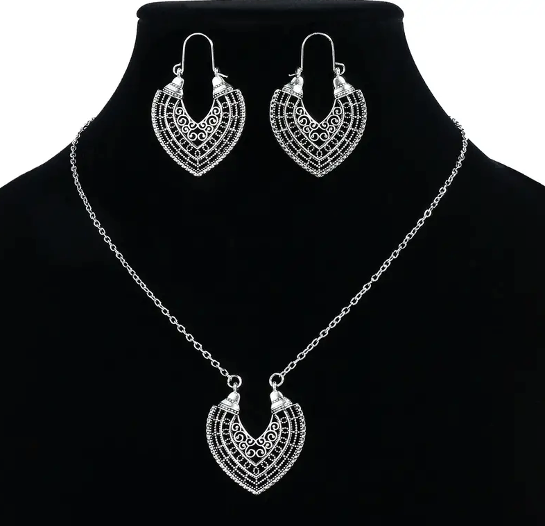 Earrings Plus Necklace Traditional Jewelry Set Delicate Caring On The Pendant